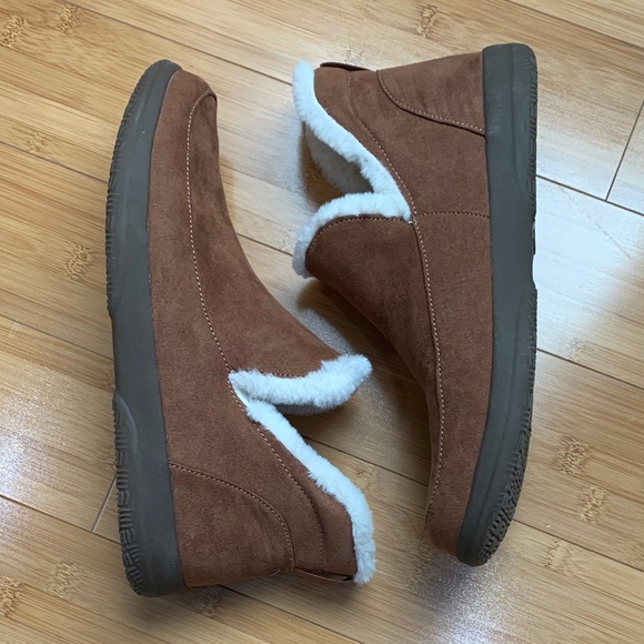 Vionic Sinclair fur. Brown ankle bootie. with White Trim. Sz 9.5. Like new. - Picture 1 of 3
